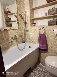 y baño con bañera y aseo. en Baccara 3 Jahorina, en Jahorina