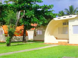 una casa con un edificio en forma de cúpula en un patio en Ilha Morena Praia Hotel, en Caraguatatuba