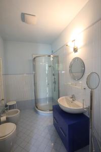 y baño con ducha, lavabo y aseo. en A Casa di Maria, en Grinzane Cavour