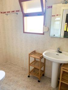 een badkamer met een wastafel en een spiegel bij EL PATIO - apartment LA LUBICA in Denia