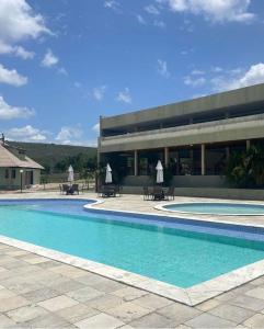 uma grande piscina em frente a um edifício em FLAT VILLA MONTE CASTELO em Bezerros