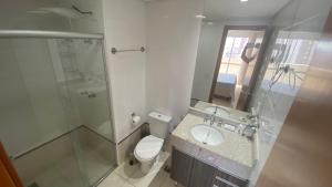 y baño con ducha, aseo y lavamanos. en Flat Brookfield Towers 2414 en Goiânia