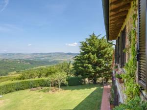 a view of a garden from a house at Podere del mezzadro in Contignano