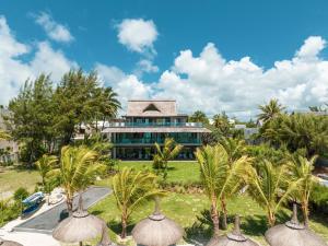 uma vista aérea de um resort com palmeiras em Blue Nest by Horizon Holidays em Pointe d'Esny