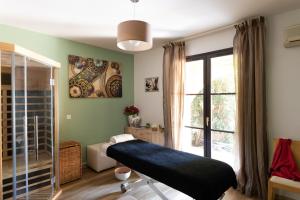 a room with a bed and a window at Hotel U Ricordu & Spa in Macinaggio