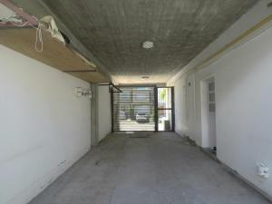 un pasillo vacío de una habitación con techo en Crisálida Puerto Madryn, en Puerto Madryn