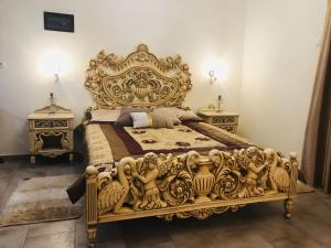 Megás Limniónas的住宿－陽光公寓，一间卧室配有一张带两张桌子的大型金色床