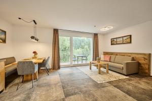 a living room with a couch and a table at Neues luxeriös eingerichtetes Apartment Bock in See