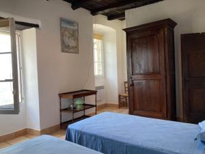 1 dormitorio con 1 cama azul y armario de madera en Casa Valentini, en Quercitello