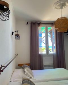 Schlafzimmer mit einem Bett und einem Fenster in der Unterkunft Domaine U Pozzu in Sisco