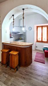 una cocina con una gran isla de madera en una habitación en Grotta Maratti, en Camerano