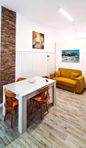 een woonkamer met een tafel en stoelen en een bank bij Grotta Maratti in Camerano
