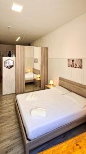 1 dormitorio con 1 cama grande en una habitación en Grotta Maratti, en Camerano