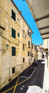 een lege parkeerplaats naast een bakstenen gebouw bij Grotta Maratti in Camerano