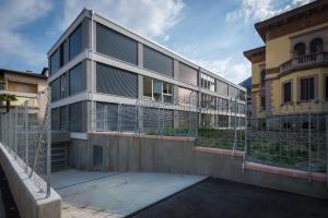 einen Außenblick auf ein Gebäude mit einem Balkon in der Unterkunft Modern Studios Mendrisio in Mendrisio