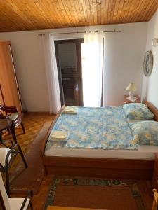 1 dormitorio con 1 cama con techo de madera en Apartment Aida en Karlobag