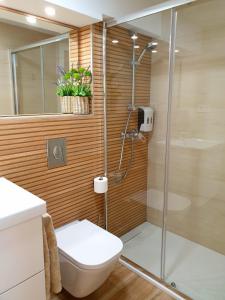 格拉納達的住宿－Road Sierra 95 Habitación privada con baño y zona de cocina，带淋浴、卫生间和盥洗盆的浴室