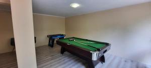 a room with a pool table in a room at Willa Jarmar in Brenna