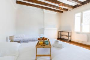 een witte woonkamer met een bank en een tafel bij Perruche in Saint-Aignan +7 foto's