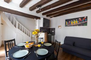 een eetkamer met een zwarte tafel en stoelen bij Perruche in Saint-Aignan