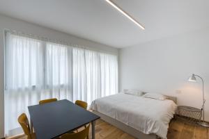Postel nebo postele na pokoji v ubytování Modern Studios Mendrisio