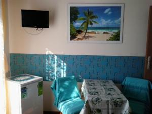 ブワディスワボボにあるWilla Marzenieの壁にテレビとベッドが備わる客室です。