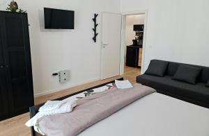 un salon avec un lit et un canapé dans l'établissement APARTAMENT ANTIK No6 ALBA IULIA, à Alba Iulia