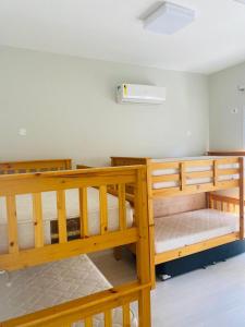 a room with two bunk beds in a room at Casa na Linda Praia de Paúba! Condomínio Tranquilo - 150 metros do Mar!!! in São Sebastião +19 photos