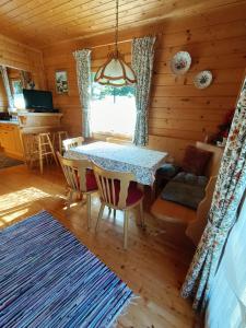 ein Esszimmer mit einem Tisch und Stühlen in einer Hütte in der Unterkunft Ferienhaus Hanni in Unterburg
