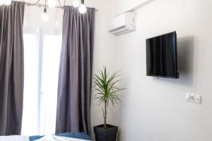 Televízia a/alebo spoločenská miestnosť v ubytovaní Monastiraki Sweet House 1