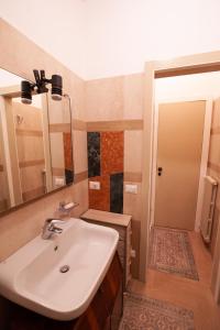 Ein Badezimmer in der Unterkunft Dimora al Borgo