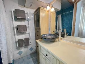 łazienka z umywalką i lustrem w obiekcie La Maison de Lily, cosy dans le Vieux-Hyères, parking gratuit w Hyères +24 zdjęcia