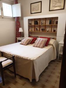 ボルゲリにあるCampo al Cerroのベッドルーム1室(大型ベッド1台、枕2つ付)
