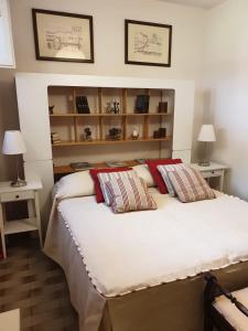 ボルゲリにあるCampo al Cerroのベッドルーム1室(大きな白いベッド1台、枕2つ付)