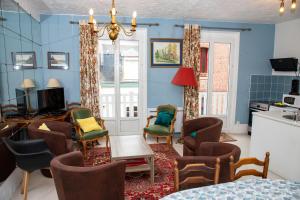 a living room with blue walls and chairs at Villa la Rafale Belle époque, , parking gratuit plage 5mn in Le Tréport