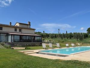 Bazén v ubytování Villa le buche nebo v jeho okolí