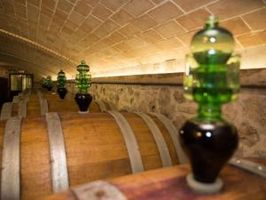 een rij wijnvaten in een wijnkelder bij Villa le buche in Sarteano