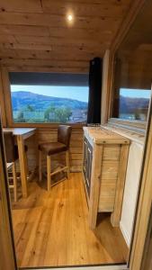 キルヒベルク・イン・チロルにあるHaizelrockのテーブルと椅子、窓が備わる小さな客室です。