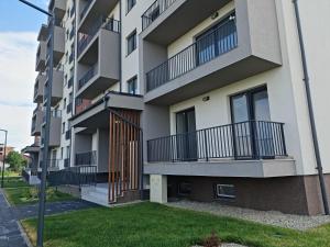 une image d'un immeuble d'appartements avec balcon dans l'établissement APARTAMENT ANTIK No6 ALBA IULIA, à Alba Iulia