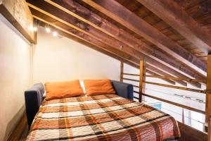 una camera da letto con letto in soppalco di Maloma a Peschiera del Garda Altre 18 foto