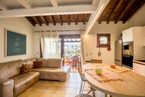 un soggiorno con un divano e un tavolo di Maloma a Peschiera del Garda