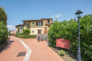 un marciapiede di mattoni davanti a una casa di Maloma a Peschiera del Garda