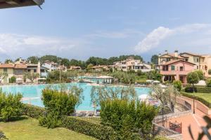 vista sulla piscina di un resort di Maloma a Peschiera del Garda