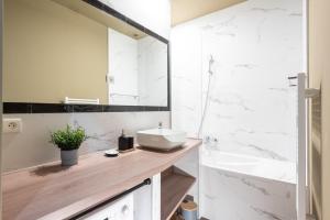 Kúpeľňa v ubytovaní LE SHERWOOD - Magnifique T3 avec bureau + 13 fotografií