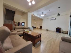 a living room with a couch and a coffee table at Perfect Homestay in Dahan