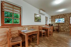 En restaurant eller et andet spisested på B&B Plitvica Hill