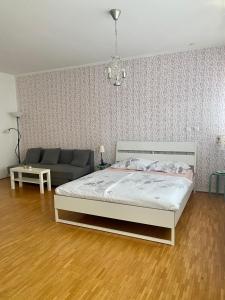 1 dormitorio con 1 cama y 1 sofá en Apartments Taci, en Bled