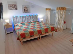 - une chambre avec un lit doté d'une couette colorée dans l'établissement Douceur du soir - Duplex 45m2 - Terrasse - Jardinet - Wifi fibre - Plage à pied, à Porticcio