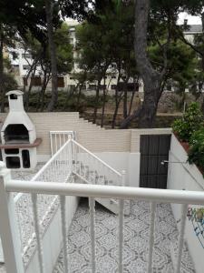 サン・カルラス・デ・ラ・ラーピタにあるMASETの白い手すりと木々のある階段