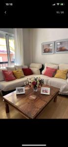uma sala de estar com um sofá e uma mesa de centro em Punta umbria sol y mar em Punta Umbría